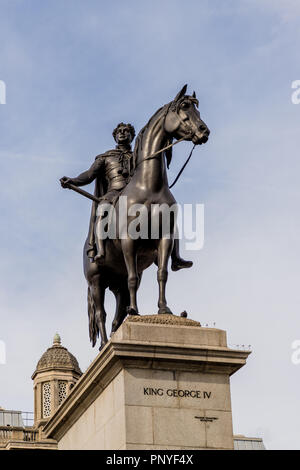 Londra. Settembre 2018. Una vista di una statua di Re Giorgio IV in Trafalgar Square a Londra Foto Stock