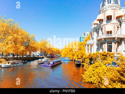 Case di Amsterdam su canal ring punto di riferimento della vecchia città europea, Holland Olanda a caduta Foto Stock
