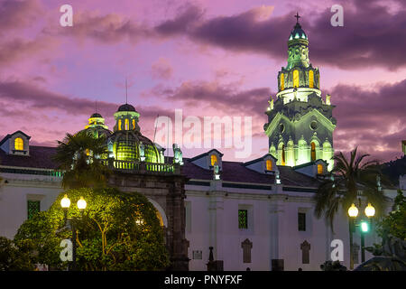 Tramonto su La Cattedrale Metropolitana di Quito Foto Stock