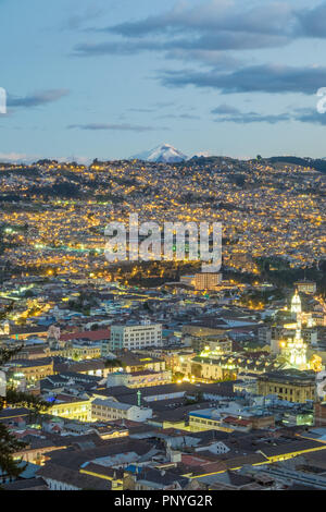 Vista di Quito per la notte e il vulcano Cotopaxi in background, Ecuador