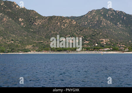 Sole Spiaggia con ombrelloni, Sud Sardegna, Italia. Foto Stock