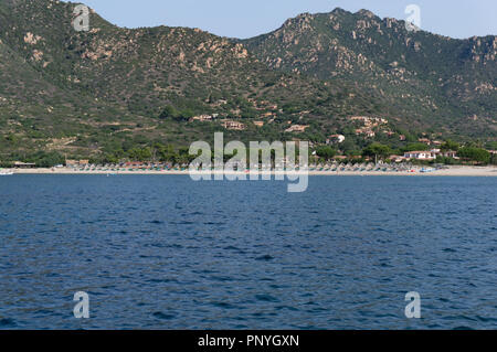 Sole Spiaggia con ombrelloni, Sud Sardegna, Italia. Foto Stock