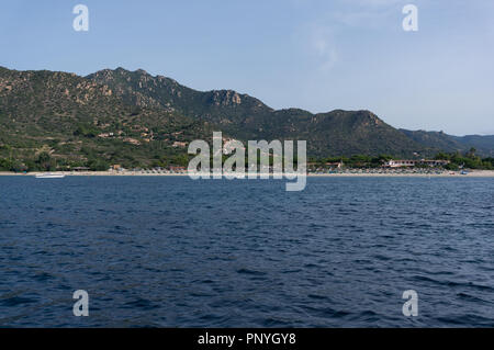 Sole Spiaggia con ombrelloni, Sud Sardegna, Italia. Foto Stock