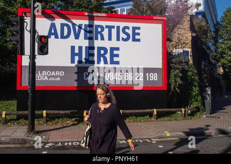 Un vuoto di billboard urla per affari a Chalk Farm, London REGNO UNITO Foto Stock