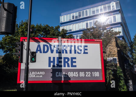 Un vuoto di billboard urla per affari a Chalk Farm, London REGNO UNITO Foto Stock