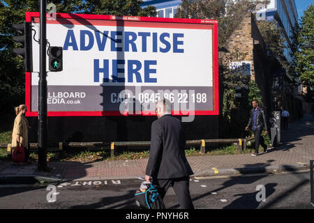 Un vuoto di billboard urla per affari a Chalk Farm, London REGNO UNITO Foto Stock