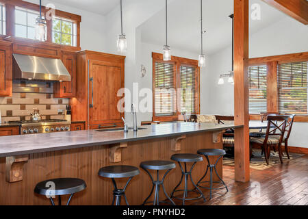 Moderna cucina con isola centrale e sgabelli bar con moderni cabinetry e  gli elettrodomestici in folle sfumature di marrone e beige Foto stock -  Alamy