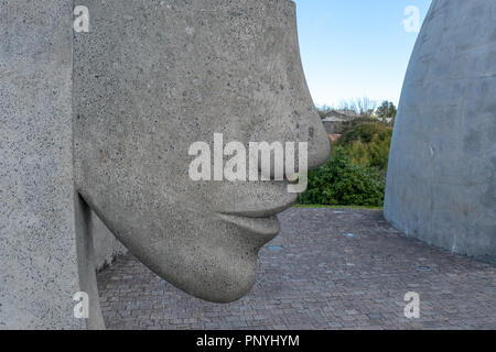Laterale grande scultura del profilo di un volto di donna outdoor contro un cielo blu Foto Stock