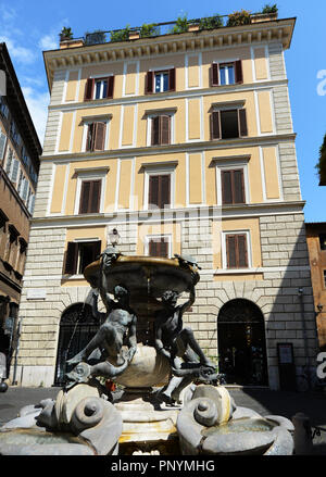 La Fontana delle Tartarughe (la Fontana delle Tartarughe in piazza Mattei in Roma. Foto Stock