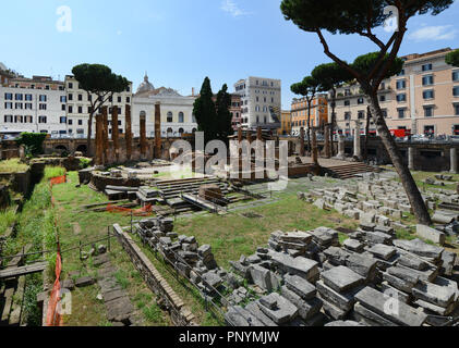 Largo di Torre Argentina è una grande piazza di Roma con molte rovine romane. Foto Stock