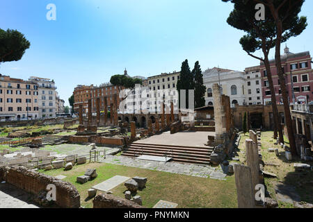 Largo di Torre Argentina è una grande piazza di Roma con molte rovine romane. Foto Stock