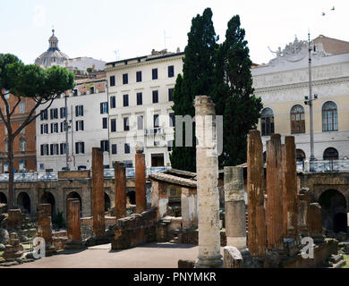 Largo di Torre Argentina è una grande piazza di Roma con molte rovine romane. Foto Stock
