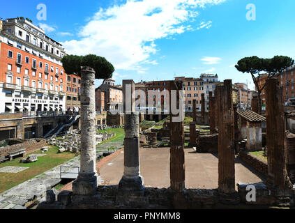 Largo di Torre Argentina è una grande piazza di Roma con molte rovine romane. Foto Stock