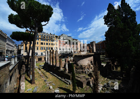 Largo di Torre Argentina è una grande piazza di Roma con molte rovine romane. Foto Stock