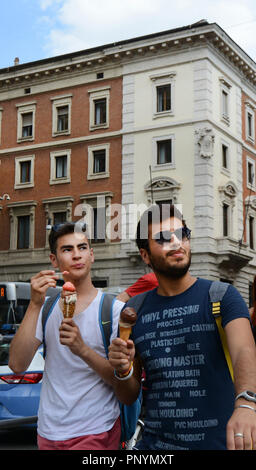Tourist godendo di gelato italiano a Roma. Foto Stock