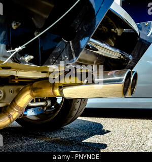 Vista posteriore di un veicolo dotato di un doppio tubo di scarico Foto Stock