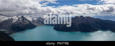 Bellissimo paesaggio panoramico vista lago Garibaldi vibrante soleggiata giornata estiva. Preso dalla parte superiore della cresta di Panorama, situato vicino a Whister e Squamish, n. Foto Stock