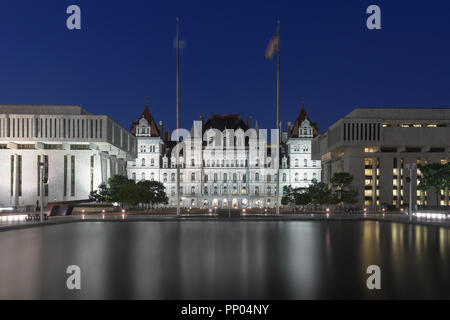 New York State Capitol Building di notte dall'Empire State Plaza in Albany, New York Foto Stock