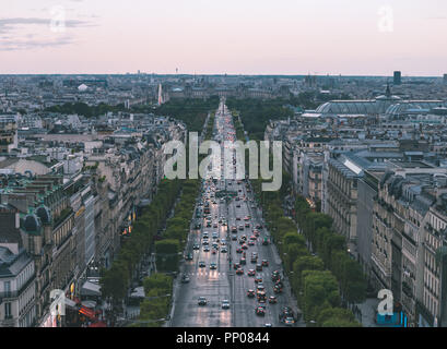Tramonto su avenue des Champs Elysees Foto Stock
