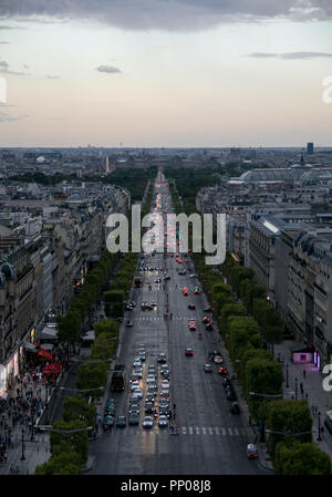 Tramonto su avenue des Champs Elysees Foto Stock