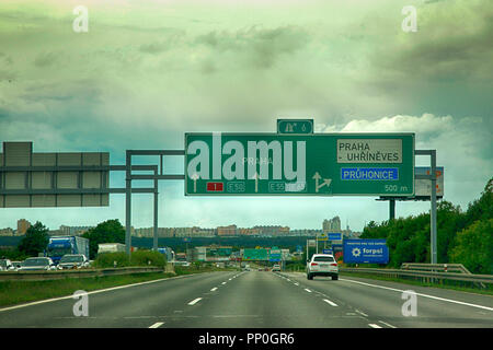 Overhead segno del gantry in autostrada in direzione di Praga nella Repubblica Ceca Foto Stock