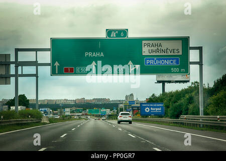 Overhead segno del gantry in autostrada in direzione di Praga nella Repubblica Ceca Foto Stock