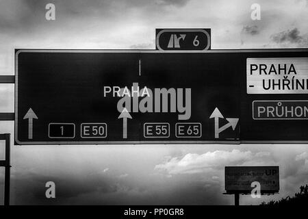 Overhead segno del gantry in autostrada in direzione di Praga nella Repubblica Ceca Foto Stock