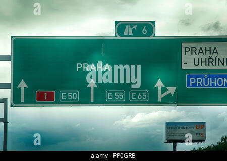 Overhead segno del gantry in autostrada in direzione di Praga nella Repubblica Ceca Foto Stock