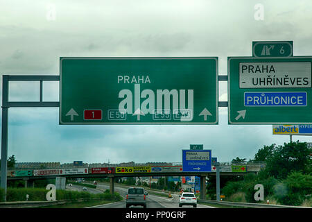 Overhead segno del gantry in autostrada in direzione di Praga nella Repubblica Ceca Foto Stock