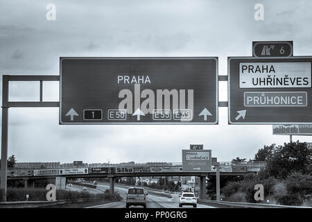 Overhead segno del gantry in autostrada in direzione di Praga nella Repubblica Ceca Foto Stock