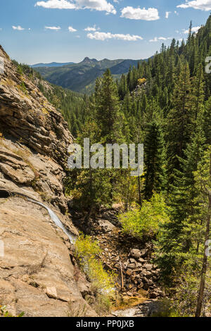 Vista di Lumpy Ridge dal velo nuziale cade sulla mucca Creek nel Parco Nazionale delle Montagne Rocciose, Estes Park, Colorado. Foto Stock