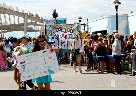 New York, Stati Uniti d'America. Il 22 settembre, 2018. Il quarto annuale del Poseidon Parade presso Rockaway Beach nel quartiere di Queens, NY, rotolato giù il Boardwalk il 22 settembre 2018 come una sorta di ultima estate urrà per tutte le età. La basso-chiave e jolly parade attira circa 500 persone ogni anno ed è una risposta alla più grande isola di Coney Mermaid Parade e in gran parte di un evento di quartiere. Credito: G. Ronald Lopez/ZUMA filo/Alamy Live News Foto Stock