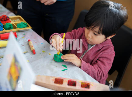 New York, Stati Uniti d'America. Il 22 settembre, 2018. Un bambino fa mooncake con plastilina durante la luna Mid-Autumn Festival della Famiglia evento tenutosi presso il Museo di cinesi in America (MOCA) in New York, Stati Uniti, Sett. 22, 2018. Il Museo dei cinesi in America (MOCA) di New York ha ospitato il suo annuale Luna Mid-Autumn Festival di famiglia il sabato, celebrando il cinese imminente Mid-Autumn Festival in una divertente modo. Credito: Wang Ying/Xinhua/Alamy Live News Foto Stock