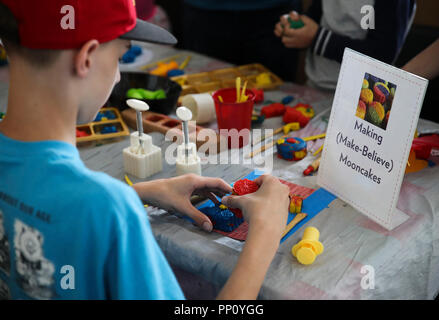 New York, Stati Uniti d'America. Il 22 settembre, 2018. Un bambino fa mooncake con plastilina durante la luna Mid-Autumn Festival della Famiglia evento tenutosi presso il Museo di cinesi in America (MOCA) in New York, Stati Uniti, Sett. 22, 2018. Il Museo dei cinesi in America (MOCA) di New York ha ospitato il suo annuale Luna Mid-Autumn Festival di famiglia il sabato, celebrando il cinese imminente Mid-Autumn Festival in una divertente modo. Credito: Wang Ying/Xinhua/Alamy Live News Foto Stock