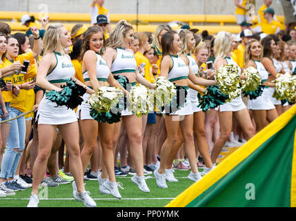 Waco, Texas, Stati Uniti d'America. Il 22 settembre, 2018. Baylor Bears cheerleaders prima durante il NCAA Football gioco tra il Kansas Jayhawks e il Baylor porta a McLane Stadium di Waco, Texas. Matthew Lynch/CSM/Alamy Live News Credito: Cal Sport Media/Alamy Live News Foto Stock