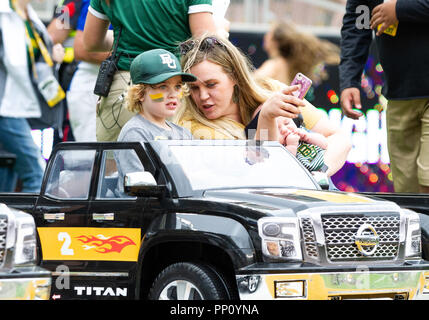 Waco, Texas, Stati Uniti d'America. Il 22 settembre, 2018. Nissan carrello azionato da bambino durante la prima metà del NCAA Football gioco tra il Kansas Jayhawks e il Baylor porta a McLane Stadium di Waco, Texas. Matthew Lynch/CSM/Alamy Live News Credito: Cal Sport Media/Alamy Live News Foto Stock