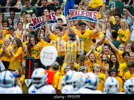 Waco, Texas, Stati Uniti d'America. Il 22 settembre, 2018. Sponsor Walk-in durante la prima metà del NCAA Football gioco tra il Kansas Jayhawks e il Baylor porta a McLane Stadium di Waco, Texas. Matthew Lynch/CSM/Alamy Live News Credito: Cal Sport Media/Alamy Live News Foto Stock