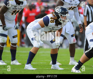 Oxford, MS, STATI UNITI D'AMERICA. Il 22 settembre, 2018. Kent State OL, Nathan Monnin (48), verso il basso e pronto per entrare in azione, durante il NCAA di gioco a Vaught- Hemingway Stadium di Oxford, MS. Ole' perdere sconfitto Kent State, 38-17. Kevin Langley/CSM/Alamy Live News Credito: Cal Sport Media/Alamy Live News Foto Stock