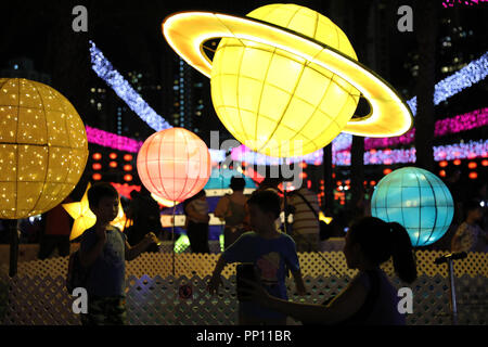 Hong Kong, Cina. Il 22 settembre, 2018. Fancy lanterne sono visualizzati al Victoria Park per salutare il Mid-Autumn Festival di Hong Kong, Cina del sud, Sett. 22, 2018. Il tradizionale Mid-Autumn Festival cade il quindicesimo giorno dell'ottavo mese del calendario lunare cinese o sett. 24 Quest'anno. Credito: Wu Xiaochu/Xinhua/Alamy Live News Foto Stock