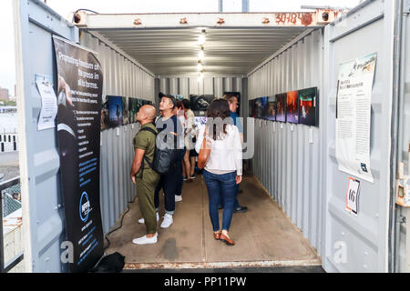 New York, Stati Uniti d'America. 22 settembre 2018. Gli spettatori si muovono attraverso la fotografia presenta alla settima annuale evento Photoville Settembre 22, 2018 al di sotto del ponte di Brooklyn a Brooklyn New York. Photoville presenta il lavoro di oltre 600 artisti visivi visualizzati in 65 i contenitori di spedizione per due settimane. Credito: Brasile Photo Press/Alamy Live News Foto Stock