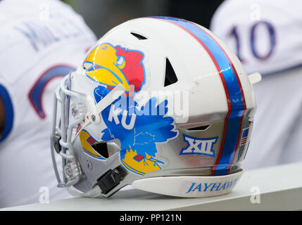 Waco, Texas, Stati Uniti d'America. Il 22 settembre, 2018. Kansas Jayhawks casco sul banco durante la seconda metà del NCAA Football gioco tra il Kansas Jayhawks e il Baylor porta a McLane Stadium di Waco, Texas. Matthew Lynch/CSM/Alamy Live News Credito: Cal Sport Media/Alamy Live News Foto Stock