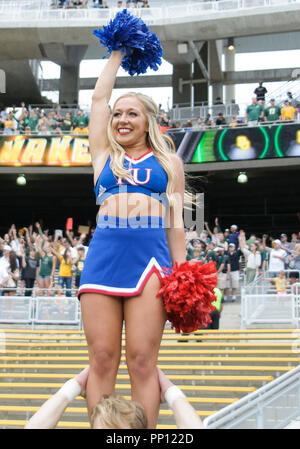 Waco, Texas, Stati Uniti d'America. Il 22 settembre, 2018. Kansas Jayhawks cheerleaders in disparte durante la seconda metà del NCAA Football gioco tra il Kansas Jayhawks e il Baylor porta a McLane Stadium di Waco, Texas. Matthew Lynch/CSM/Alamy Live News Credito: Cal Sport Media/Alamy Live News Foto Stock