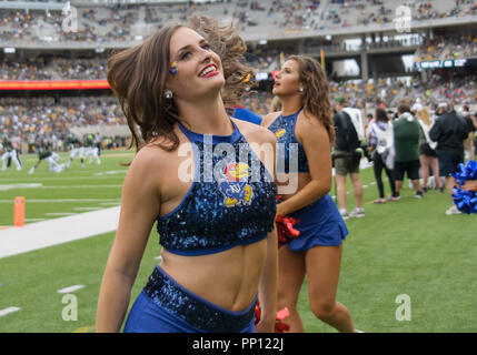 Waco, Texas, Stati Uniti d'America. Il 22 settembre, 2018. Kansas Jayhawks cheerleaders in disparte durante la seconda metà del NCAA Football gioco tra il Kansas Jayhawks e il Baylor porta a McLane Stadium di Waco, Texas. Matthew Lynch/CSM/Alamy Live News Credito: Cal Sport Media/Alamy Live News Foto Stock