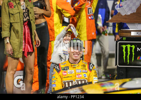 Richmond, VA, Stati Uniti d'America. Il 22 settembre, 2018. Monster Energy Cup NASCAR driver della serie Kyle Busch (18) festeggia conquistando la Federated parti Auto 400 con suo figlio Brexton Busch a Richmond, VA. Jonathan Huff/CSM/Alamy Live News Foto Stock