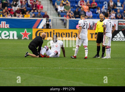 New Jersey, USA. 22 settembre 2018. Feriti Jozy Altidore (17) di Toronto FC riceve medicao attenzione durante il normale gioco MLS contro New York Red Bulls in Red Bull Arena Red Bulls ha vinto 2 - 0 Credito: lev radin/Alamy Live News Foto Stock