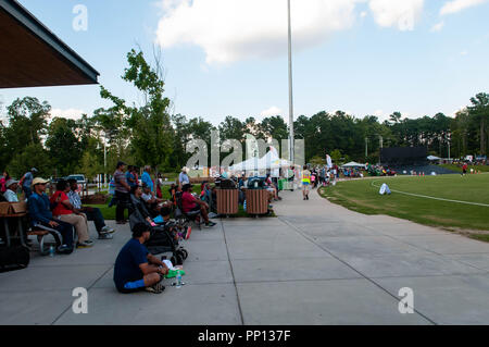 Morrisville, North Carolina, Stati Uniti d'America. Il 22 settembre, 2018. Sett. 22, 2018 - Morrisville N.C., STATI UNITI D'AMERICA - Quasi duemila spettatori è venuto fuori per il mondo ICC T20 America's ''A'' il qualificatore partita di cricket tra gli Stati Uniti e il Canada. Entrambe le squadre hanno giocato a una cravatta 140/8 con il Canada vincendo il Super oltre per la vittoria assoluta. Oltre a Stati Uniti e Canada, il mondo ICC T20 America's ''A'' il qualificatore dispone anche di Belize e da Panama in sei giorni di torneo che termina sett. 26. Credito: Timothy L. Hale/ZUMA filo/Alamy Live News Foto Stock