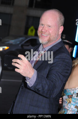 Hollywood, Stati Uniti d'America. 22 settembre 2018. Direttore/scrittore Joss Whedon partecipa al Global Premiere del XX Century Fox " Bad volte all'El Royale' il 22 settembre 2018 a TCL Chinese Theatre di Hollywood, in California. Foto di Barry re/Alamy Live News Foto Stock