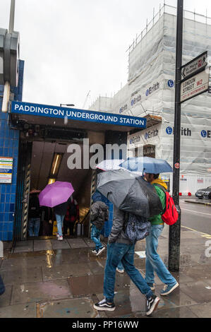 Paddington, London, Regno Unito meteo. Il 23 settembre 2018. La gente camminare sotto la pioggia. Credito: Richard Wayman/Alamy Live News Foto Stock