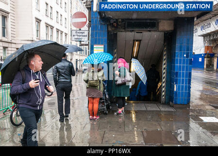 Paddington, London, Regno Unito meteo. Il 23 settembre 2018. La gente camminare sotto la pioggia. Credito: Richard Wayman/Alamy Live News Foto Stock