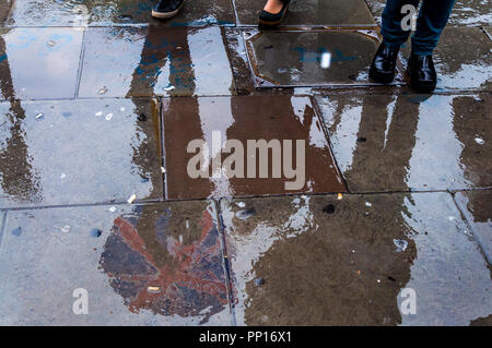Paddington, London, Regno Unito meteo. Il 23 settembre 2018. La gente camminare sotto la pioggia. Credito: Richard Wayman/Alamy Live News Foto Stock